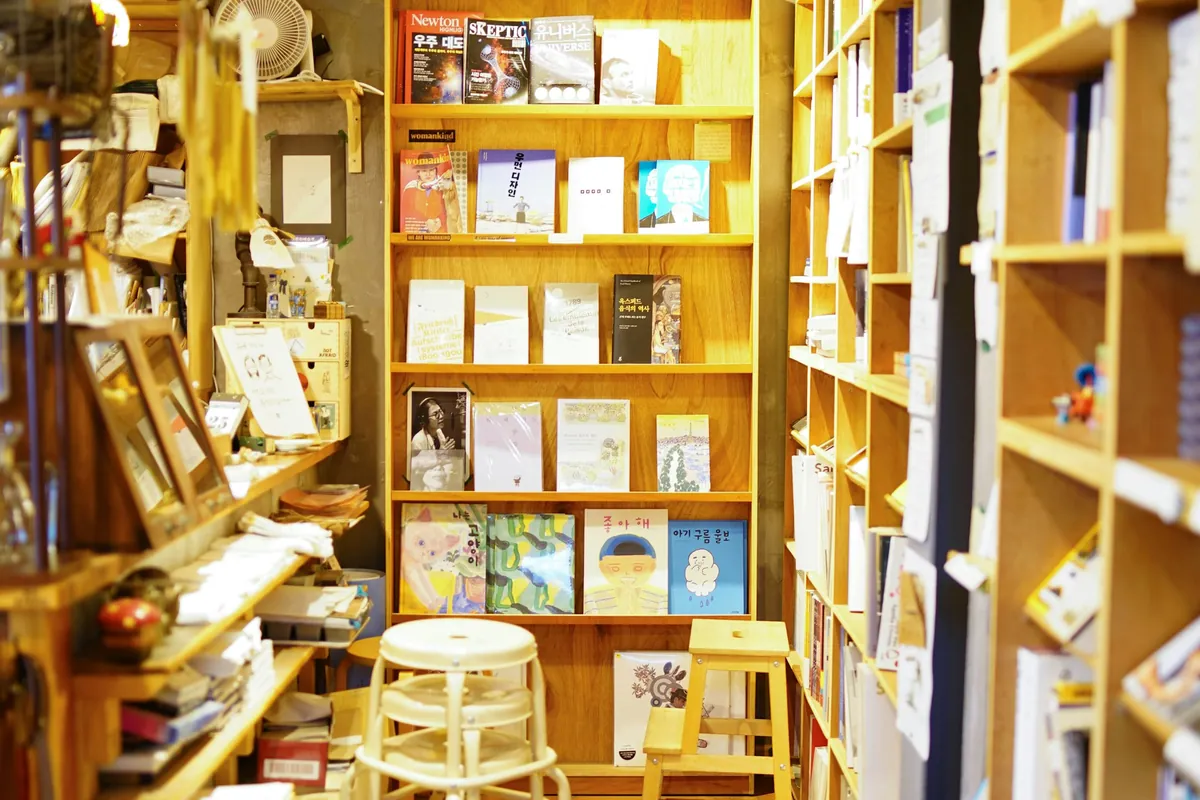 書店店內的書架與座位